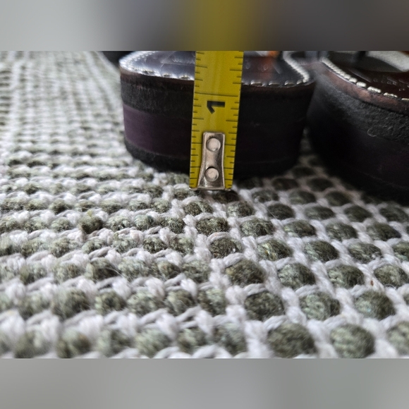 FRYE Riven LEATHER SANDAL Thong 7.5 Southwest Stud Western Coastal Cowgirl EUC - Picture 8 of 15